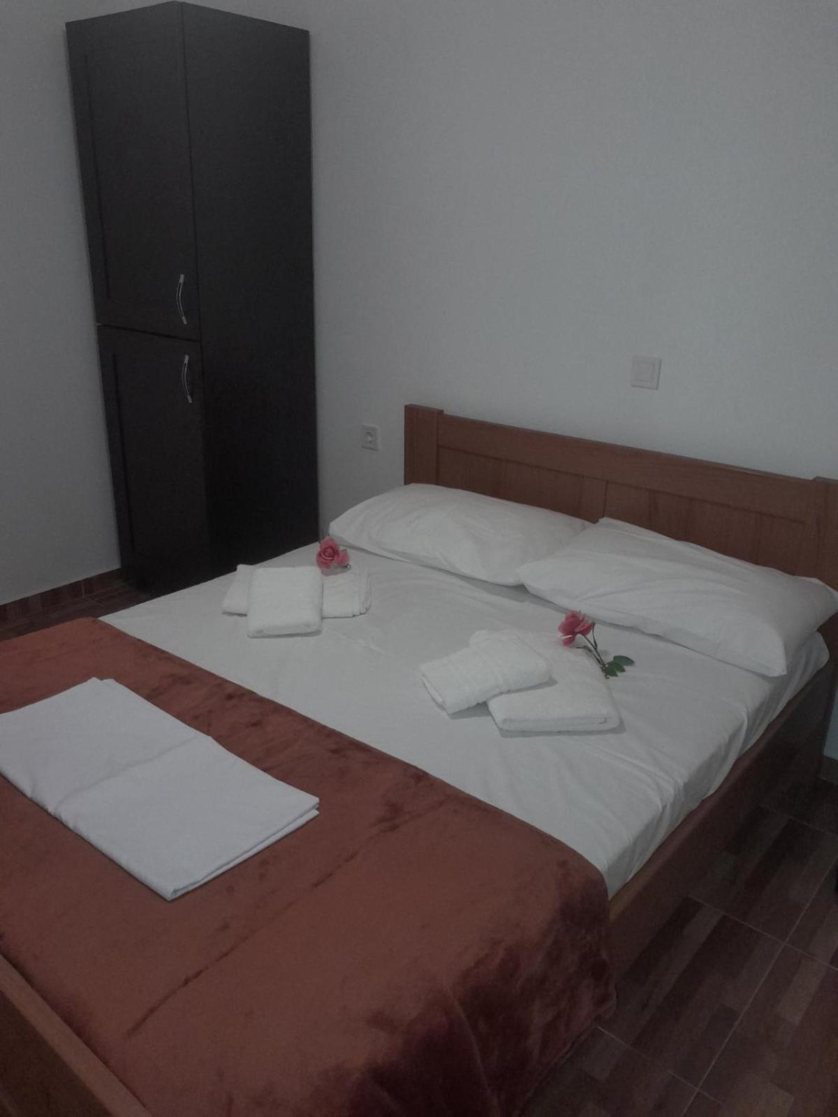 Sofia'S Rooms Himare Exterior photo