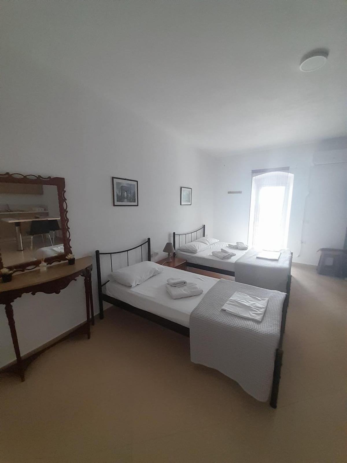Sofia'S Rooms Himare Exterior photo