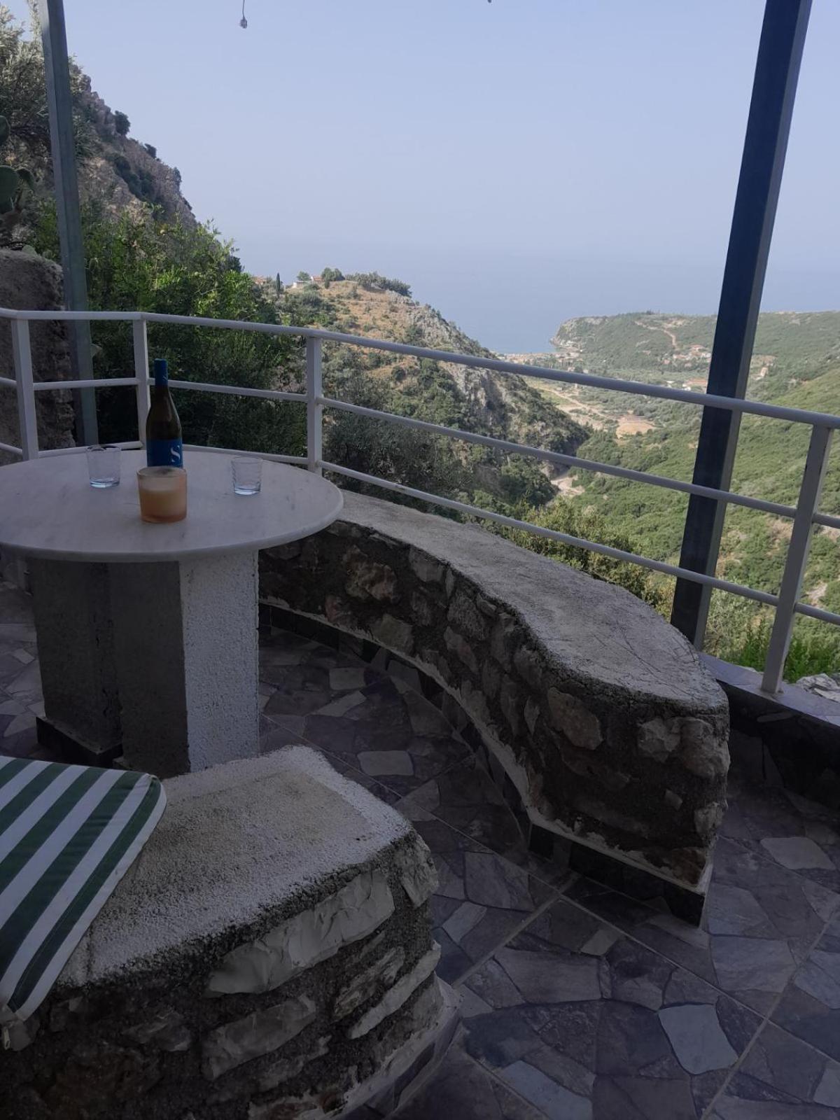 Sofia'S Rooms Himare Exterior photo
